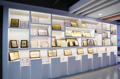 藍奧股份喜迎南陽市副市長黃鈁蒞臨參觀指導，共話網絡文化經營發展